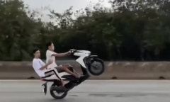 Xử lý nhóm thanh niên bốc đầu xe máy, quay clip tung lên mạng