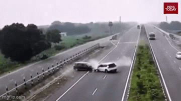 Ô tô mất lái lao qua dải phân cách, tông vào xe khác khiến 3 người thiệt mạng