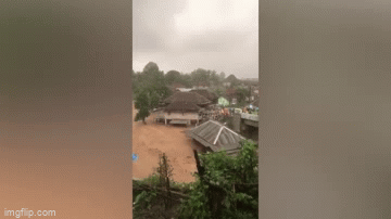 Clip: Lũ cuốn trôi ngôi nhà khiến một người thiệt mạng