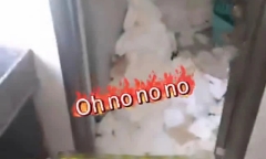 Phòng trọ nữ sinh bốc mùi hôi đáng sợ, chủ nhà lo lắng phá cửa thì chứng kiến cảnh kinh hoàng