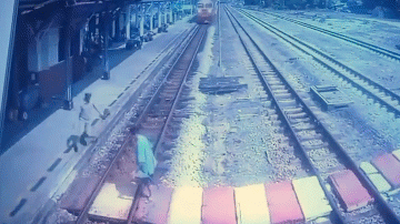 Cụ bà bị điếc may mắn thoát chết ngay trên đường ray tàu hỏa