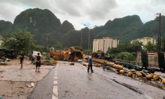 Tin tức tai nạn giao thông ngày 16/8: 3 xe ô tô biến dạng sau tai nạn liên hoàn