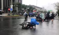 Gió lớn quật ngã người đi đường ở TP. Tuy Hoà 