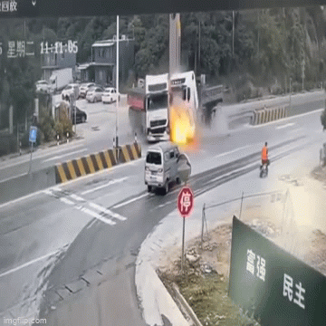 Video: Hai xe tải bị lửa 