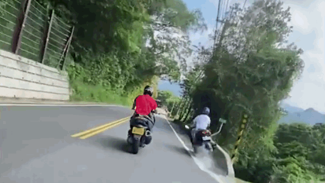 Cố tình vượt ẩu, nam thanh niên mất lái trượt dài trên đường, nhìn mà rợn tóc gáy