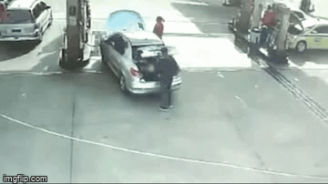 Video: Mở cốp xe khi đang cắm vòi bơm xăng, người đàn ông gặp tai nạn kinh hoàng 