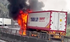 Xe container bất ngờ bốc cháy dữ dội trên đèo Lý Hòa