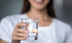 Uống 2,5 lít nước mỗi ngày để thanh lọc cơ thể, người phụ nữ gặp họa