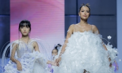 Mẫu nhí Khánh Ngọc catwalk thần thái cùng Hoa hậu Ngọc Châu