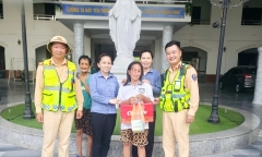 Người phụ nữ có dấu hiệu không bình thường về tâm lý đi lạc trên cao tốc
