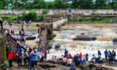 Hiện trường hỗn loạn vụ sập cầu ở Ấn Độ, nhiều người thiệt mạng và bị nước cuốn trôi