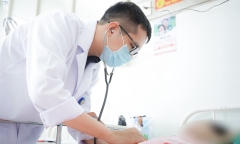 Xe khách chở 24 người hành hương gặp tai nạn, nhiều người nhập viện