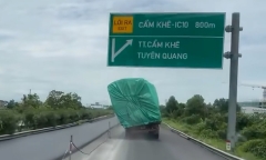 Clip: Xe tải nổ lốp, chở hàng 