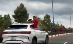 Truy tìm ô tô để người đàn ông ngồi trên cửa xe chụp ảnh ở Bình Thuận
