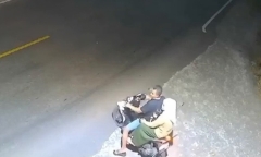 Clip: Lốp xe buýt đập trúng xe máy, 3 người sống sót thần kỳ