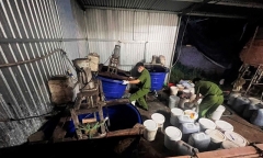 Phát hiện cặp vợ chồng nghi sản xuất phân bón giả từ mật mía, hóa chất không rõ nguồn gốc