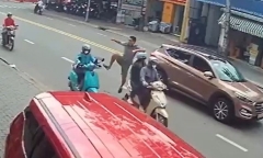Tin pháp luật nổi bật 24h qua: Tiết lộ lời khai của gã đàn ông dừng ô tô giữa đường, đạp ngã cô gái đi xe máy