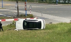 Tin tức tai nạn giao thông mới nhất ngày 1/4: Xe Mercedes tông gãy cây xanh rồi lật nghiêng