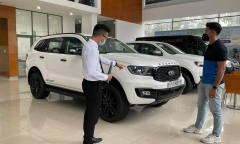Khách hàng rục rịch đặt cọc mua xe ô tô để hưởng ưu đãi kép