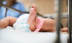 Mẹ chồng đối xử tệ bạc, người phụ nữ “nổi điên” làm điều kinh hoàng với con gái