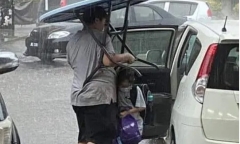 Nhiều người xúc động trước hình ảnh mẹ dùng món đồ đặc biệt để che mưa cho con gái