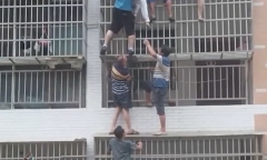 Clip: Nhóm người đàn ông hợp lực giải cứu 2 bé gái mắc kẹt trong căn nhà cháy