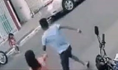 Clip: Người đàn ông phản xạ siêu phàm cứu bé gái khỏi nguy hiểm
