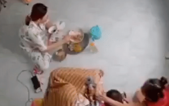 Đang ngồi ăn cơm thì con trai 