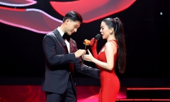 Lâm Bảo Châu lần đầu công khai xuất hiện, bày tỏ tình cảm với Lệ Quyên trên sân khấu