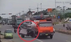 Tai nạn ở Bình Dương, xe ba gác lật ngửa sau va chạm xe bồn, tài xế bị cán tử vong: Camera tiết lộ nguyên nhân