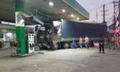 Tin tức tai nạn giao thông mới ngày 19/4: Xe tải lao vào cây xăng, húc đổ 2 trụ bơm