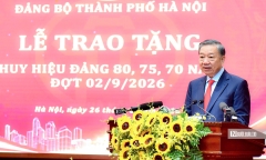 Tổng Bí thư, Chủ tịch nước Tô Lâm trao Huy hiệu Đảng tặng các đảng viên lão thành