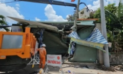Tin tức tai nạn giao thông mới nhất ngày 11/8: Xe container tông gãy trụ điện