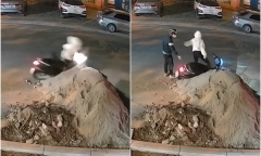 Clip: Thót tim cảnh cô gái gặp sự cố khó tin, lao thẳng xe máy vào đống cát