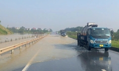 Nước lũ tràn lên cao tốc Hà Nội- Thái Nguyên, có đoạn ngập sâu 45cm