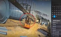 Clip: Khoảnh khắc cần cẩu khổng lồ đổ sập bất ngờ, đè người đàn ông tử vong
