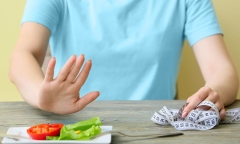 Chỉ uống thuốc giảm cân và nước suốt 20 ngày, cô gái nhập viện vì nhiễm trùng huyết