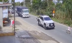 Thót tim cảnh bé gái đạp xe lao ra đường khiến nhiều tài xế phanh gấp Thót tim cảnh bé gái đạp xe lao ra đường khiến nhiều tài xế phanh gấp