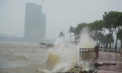 Bão Thần Gió suy yếu thành áp thấp nhiệt đới, miền Trung mưa rất to