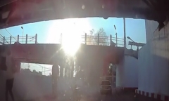 Video: Ô tô mất lái lao từ trên cầu xuống đất, 2 người thiệt mạng