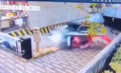 Clip: Khoảnh khắc ô tô húc tung rào chắn, lao ra khỏi hầm chung cư