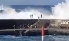 Ô tô chạy quá tốc độ, tông trực diện xe tải đỗ trên cao tốc, 4 sinh viên y khoa tử vong ở Ấn Độ