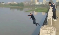 Người đàn ông liều mình nhảy từ trên cầu xuống sông cứu người, danh tính khiến ai cũng nể phục