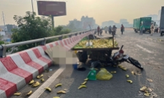 Hiện trường vụ xe lôi tự chế va xe thư báo, người bán trái cây tử vong thương tâm