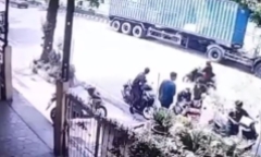 Video: Xe ô tô bất ngờ lao thẳng vào đuôi xe container đậu bên lề đường