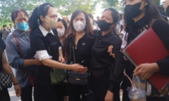 Vụ nam sinh bị đánh tử vong: Mẹ nạn nhân suy sụp, được người thân dìu đến tòa 