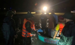 Hà Tĩnh: Vật lộn với sóng lớn, đưa 34 người trên tàu du lịch bị chìm vào bờ an toàn