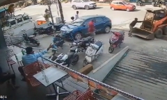 Clip: Máy xúc tự di chuyển bất thường, tài xế có hành động chặn đầu xe khó tin
