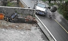 Clip: Xe con lao xuống vách núi sau khi bị đá đập trúng trên đường đèo