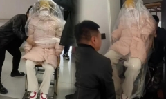 Bức ảnh bọc sản phụ trong túi ni lông khổng lồ gây sốt mạng